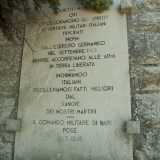 �Ignoti i nomi, qui sfolgorarono gli spiriti di ventidue militari italiani trucidati inermi dall�esercito germanico nel settembre 1943, mentre accorrevano alle armi in terra liberata�...